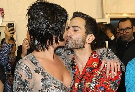 Kate Moss diện đồ xuyên thấu, hôn đắm đuối nhà thiết kế