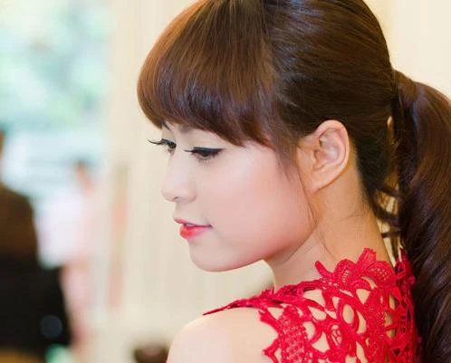 Hoàng Thùy Linh quyến rũ với váy ren đỏ
