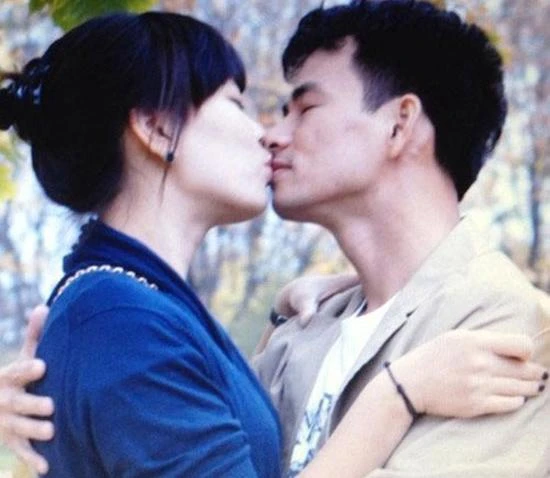 Những nụ hôn lãng mạn của các cặp đôi sao Việt 