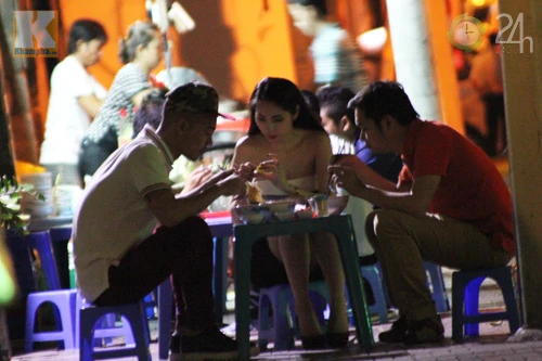 Thủy Tiên lái xế 4 tỷ đi ăn vỉa hè