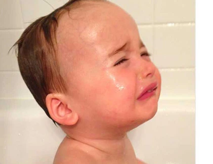 Bộ ảnh “lý do con tôi khóc” khiến dân mạng xúc động