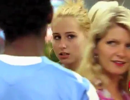 Vết son môi trên cổ