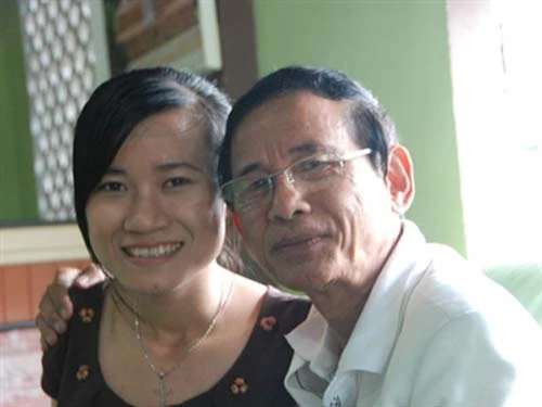 Đại gia Lê Ân “khoe” vợ trẻ và siêu xe