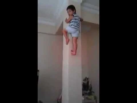 Cậu bé “người nhện“