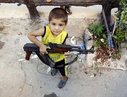 Các “chiến binh nhí” bên cây súng ở Syria