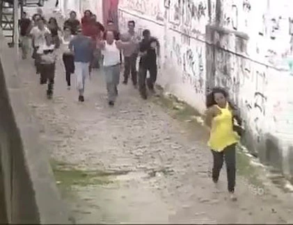 “100 người... trêu 1 người“