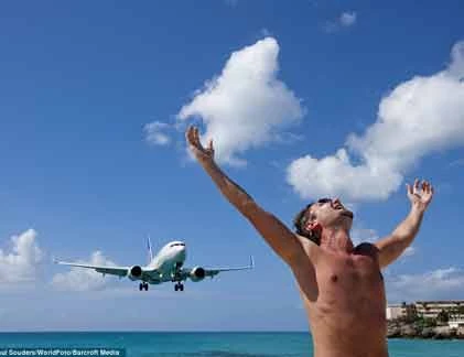 Sửng sốt máy bay lướt sát đầu dân tắm biển