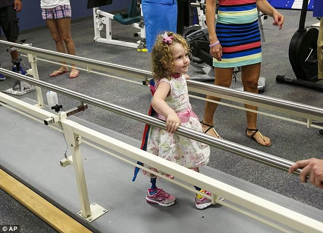 Bé gái xinh như thiên thần và cuộc chiến 1 chân 