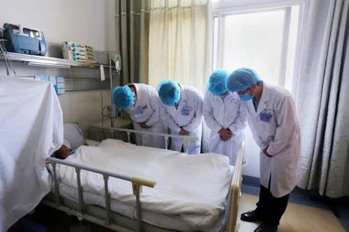 Cảm động chùm ảnh bé 8 tuổi hiến nội tạng cho 4 người