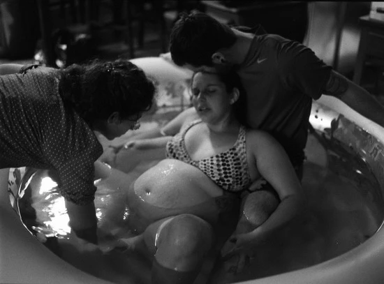 Chùm ảnh độc: Sinh con tự nhiên dưới nước