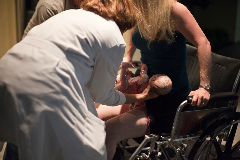 Ảnh hiếm: Đẻ rơi ngay hành lang bệnh viện