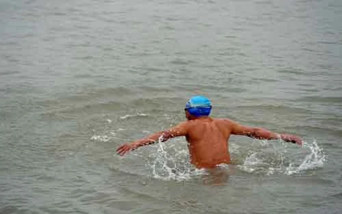 “Tắm tiên” ở sông Hồng giữa trời rét 9 độ C