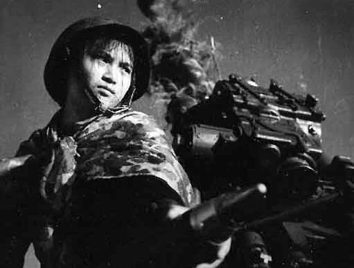 Ảnh hiếm: Vẻ bất khuất của phụ nữ Việt thời chiến