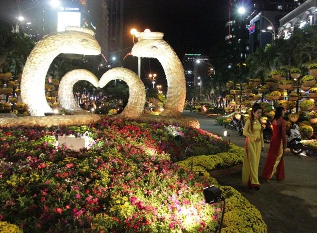 Mãn nhãn “đặc sản” của đường hoa Nguyễn Huệ