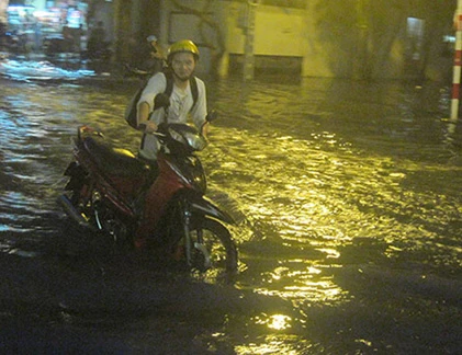 TP.HCM chìm trong biển nước sau cơn mưa chiều