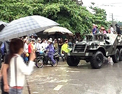 Đi thi đại học bằng xe… thiết giáp