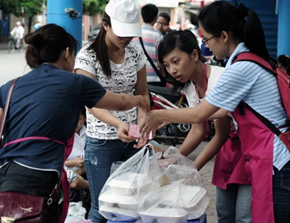 “Cơm 5.000 Hà Nội” ấm lòng sĩ tử