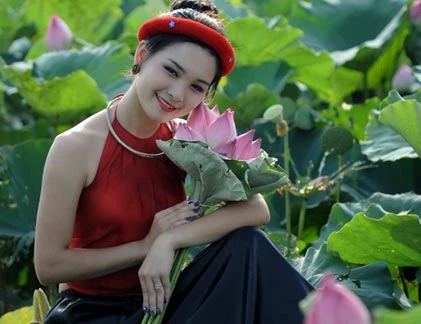 Nữ sinh báo chí áo yếm sexy... e ấp bên sen hồng