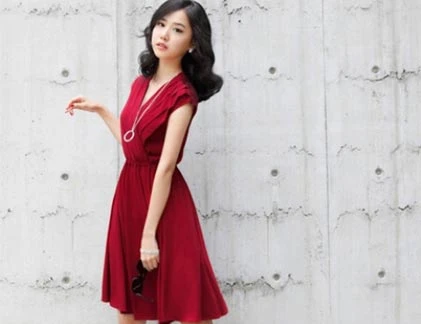 Điểm nhấn tôn vẻ đẹp cho đầm công sở