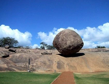 Những hòn đá kỳ lạ như “ma làm“