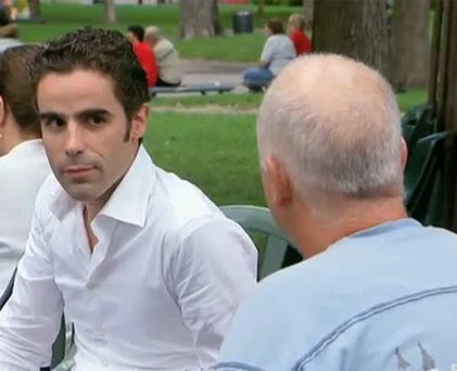 Ngại ngùng bị người lạ nhìn khi ăn