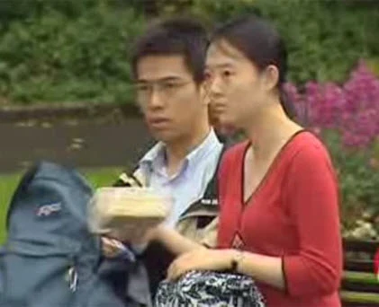 Cậu bé láu cá chơi xỏ người qua đường