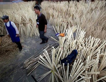 Giật mình chứng kiến quy trình sản xuất đũa dùng một lần