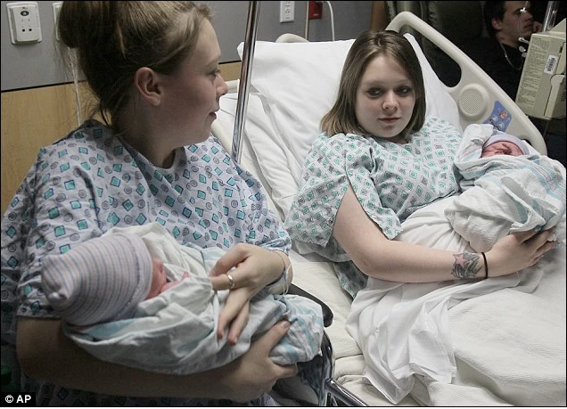 Video: Hai chị em sinh đôi đẻ con cùng ngày