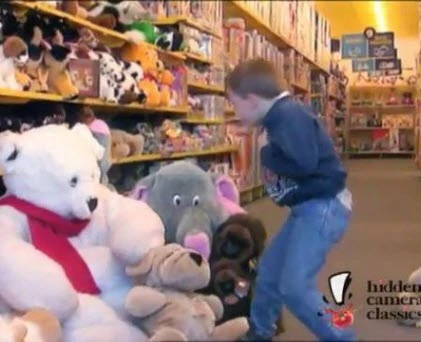 Gấu bông dọa trẻ con sợ phát khiếp