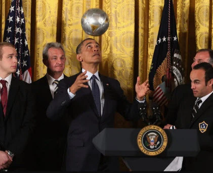 Video: Tổng thống Obama trổ tài tâng bóng bằng đầu