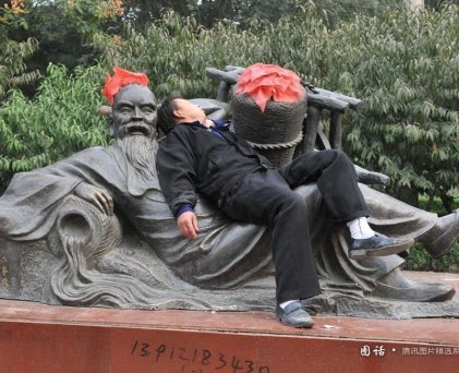 Những tư thế ngủ khó đỡ... chỉ có ở Trung Quốc