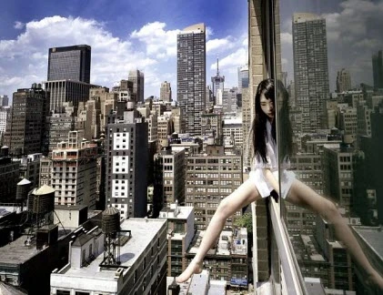 Rợn người, thiếu nữ chụp ảnh trên nóc nhà chọc trời