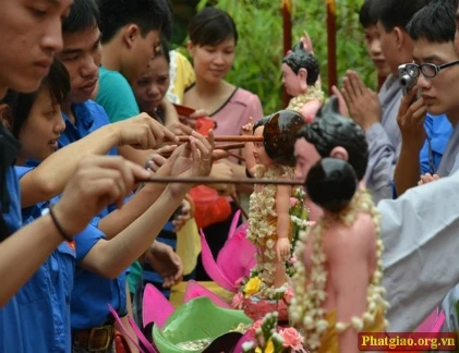 Những hình ảnh đẹp về nghi lễ tắm Phật