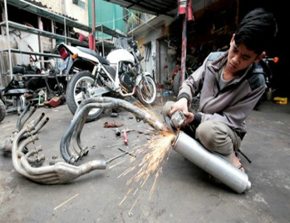 Đột nhập “bệnh viện” mô tô ở Hà Nội