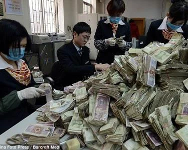 Ngân hàng “mỏi tay” vì khách gửi 15 bao tiền lẻ và xu