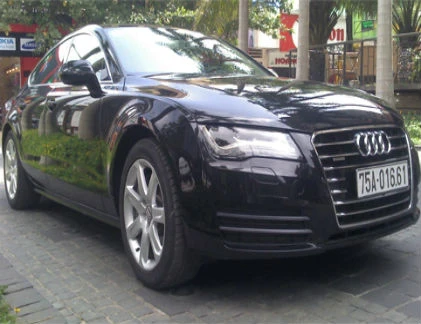 Ngắm bộ sưu tập xe sang, biển siêu đẹp đất Cố đô