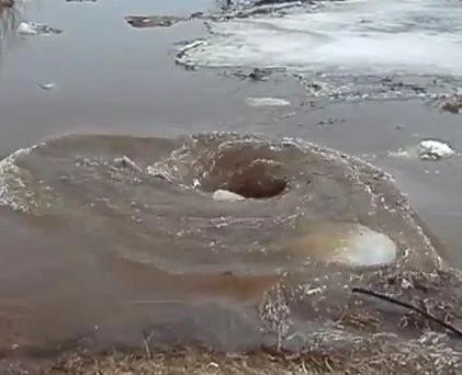 Clip xoáy nước “quái vật” gây sốt trên YouTube