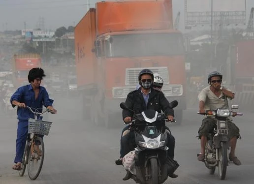 Hàng ngàn người bị bão bụi “tấn công” trên XLHN