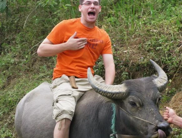 Ngộ nghĩnh Tây cưỡi trâu ở Việt Nam