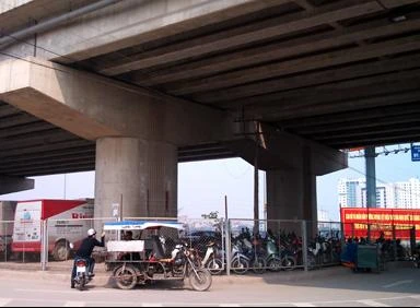 Cận cảnh “xẻ thịt” gầm đường cao tốc trên cao ở HN