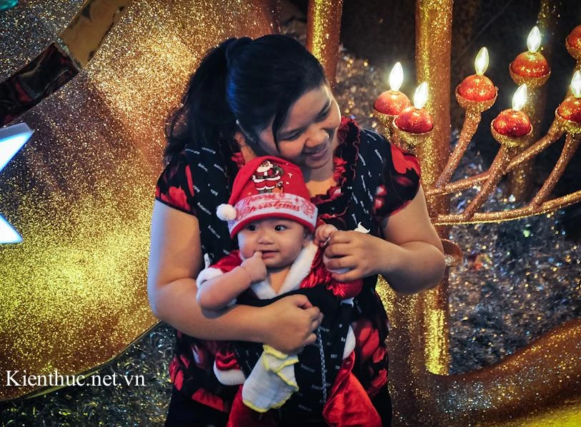 Lung linh sắc màu Sài Gòn đón Noel