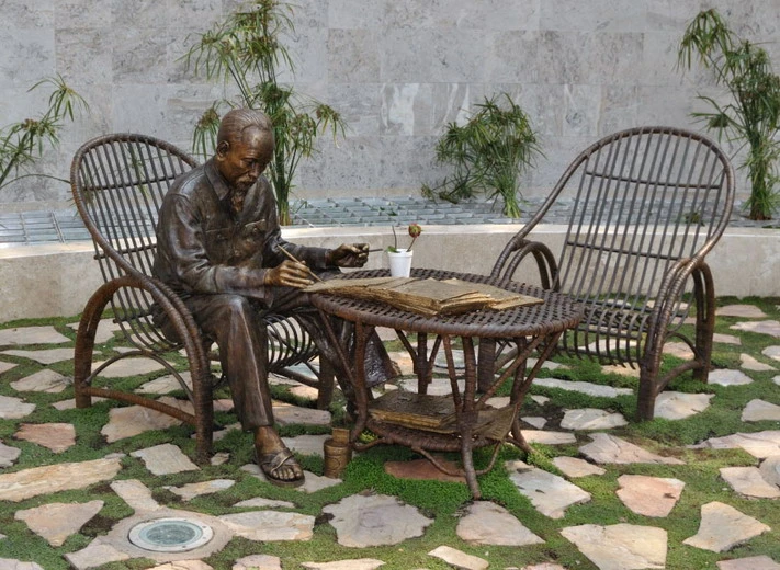 Chiêm ngưỡng tượng đài Bác Hồ trên khắp hành tinh