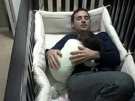 Bé gái rất dễ thương khóc đòi bố ngủ cùng