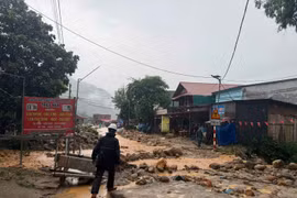 Lũ ống cuốn đất đá vào khu dân cư ở Lào Cai