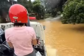 CSGT Lào Cai hỗ trợ người dân vượt vùng ngập lụt