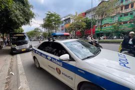 CSGT Hà Nội xử lý ô tô dừng đỗ sai quy định trên đường Nguyễn Hoàng