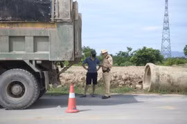 CSGT Hà Nội ‘mạnh tay’ xử lý các xe ô tô chở quá tải 