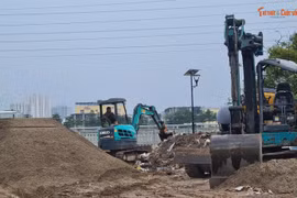 Tại hiện trường các loại máy móc, xe ba bánh phục vụ hoạt động của bãi tập kết vẫn chạy ầm ầm.