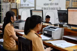 Cảnh sát phát hiện một người đứng tên hơn 7.000 xe máy