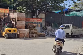 Hà Nội: Bãi vật liệu xây dựng nhếch nhác ở Thanh Xuân